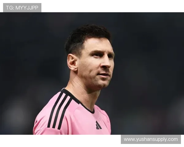 梅西两射一传表现精彩 赛后亲笔签名赠送现场工作人员镜头