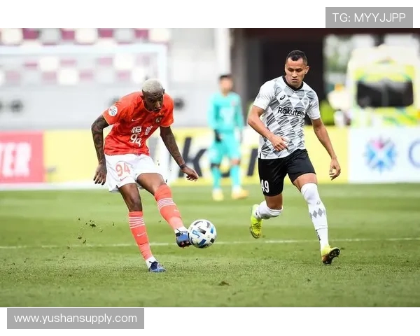 韩国裁判团队执法海港对阵神户胜利船比赛崔玹在担任主裁判