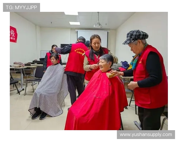 考文垂中场格里姆斯疫情期间自学理发 为队友免费提供理发服务